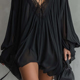 Robe Courte en Mousseline Noire avec Col en Dentelle