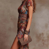Martina - Robe midi plissée à décolleté en V, motif d'art abstrait dans un style bohémien