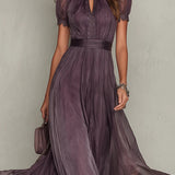 Flavia - Robe longue violette avec décolleté en clé et bord en dentelle de chiffon