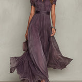 Flavia - Robe longue violette avec décolleté en clé et bord en dentelle de chiffon