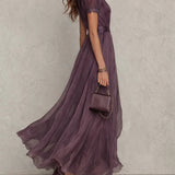 Flavia - Robe longue violette avec décolleté en clé et bord en dentelle de chiffon