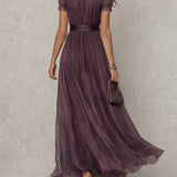 Flavia - Robe longue violette avec décolleté en clé et bord en dentelle de chiffon