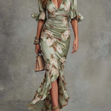 Robe longue asymétrique en satin vert avec décolleté en V, manches évasées froncées et motif floral