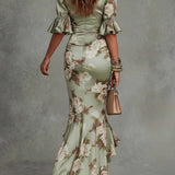 Robe longue asymétrique en satin vert avec décolleté en V, manches évasées froncées et motif floral