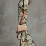 Robe longue asymétrique en satin vert avec décolleté en V, manches évasées froncées et motif floral